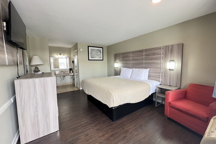 1 King Bed (3 of 7)