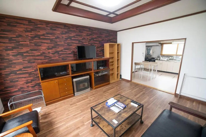 Room 4 of 9