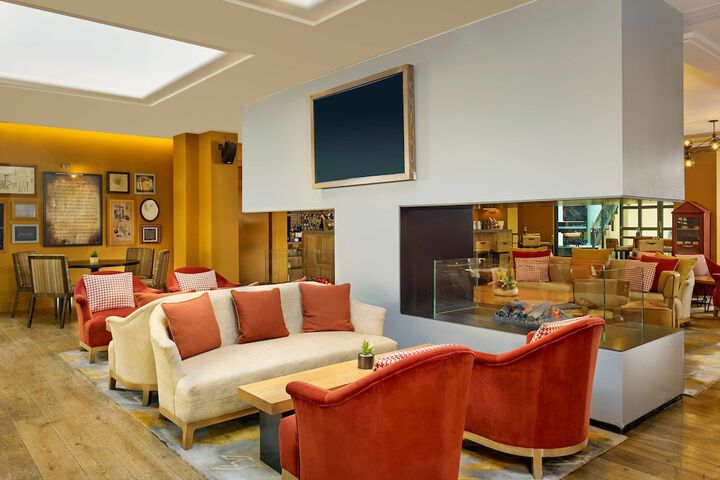Lounge 78 of 102
