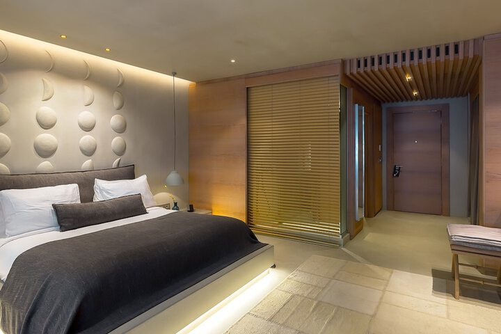 Room 13 of 36