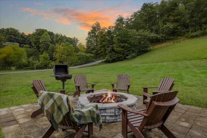 Black Bear Lodge - Game Movie, Firepit in Pigeon Forge, TN