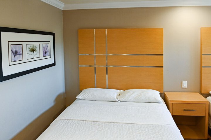 1 Queen Bed (9 of 22)