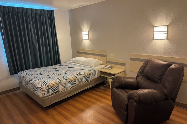Room 10 of 16