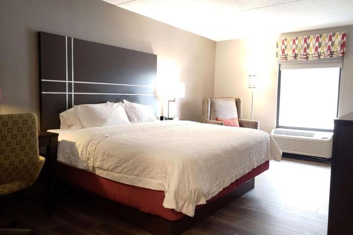 1 King Bed (4 of 22)
