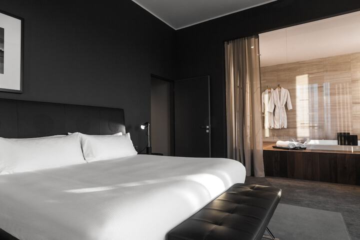 Room 4 of 318