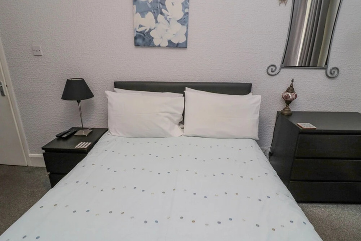 Room 5 of 9