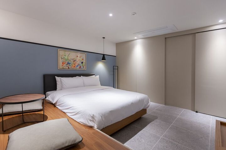 Room 13 of 33