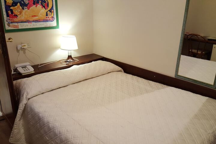 Room 7 of 68