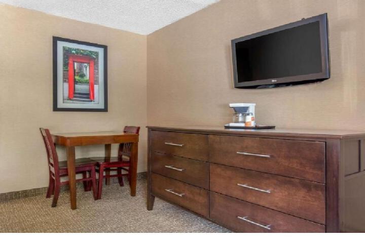 Basic Room 1 King Bed (3 of 7)