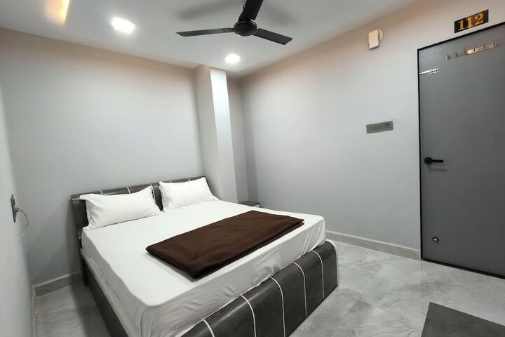 Room 5 of 12