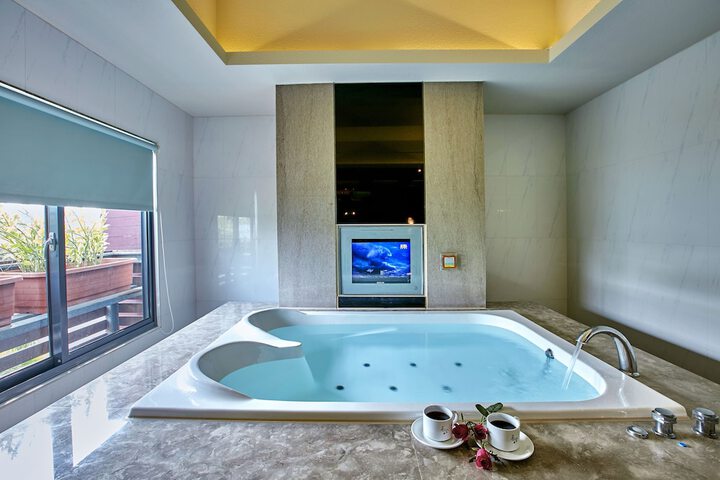 Hot Tub 34 of 50