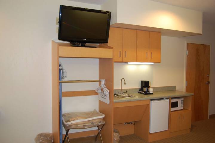 2 Queen Bed Mobility Hearing Accessible Room Roll in Shower (43 of 44)