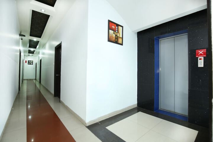 Ballroom/Hall 28 of 31