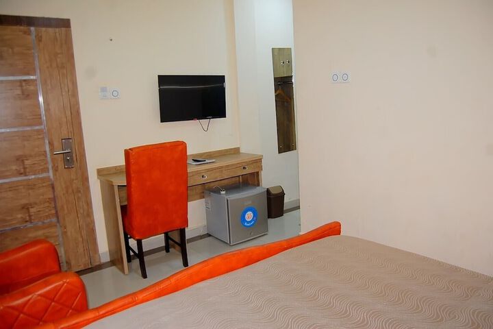 Room 5 of 12