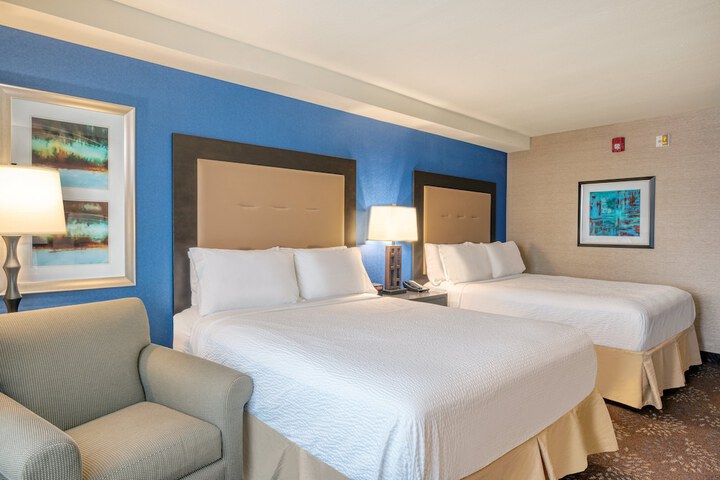 2 Queen Beds (8 of 10)