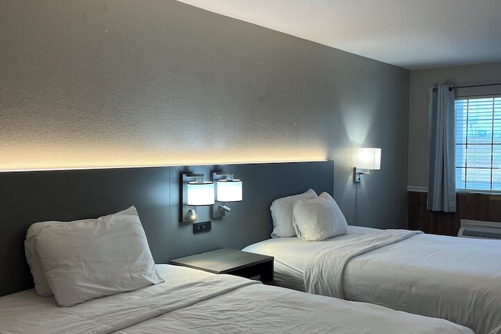 Room 6 of 10