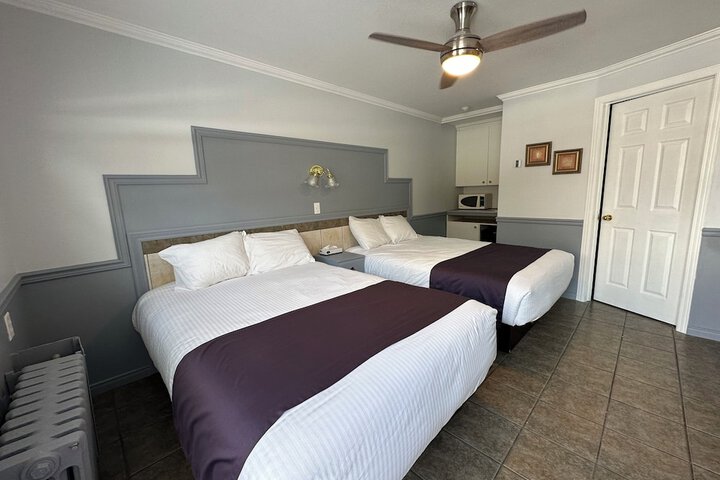 2 Double Beds (3 of 8)