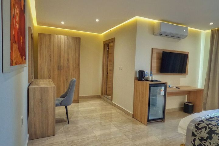 Room 6 of 30