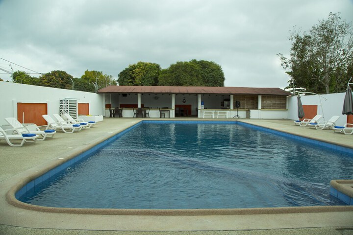 Pool 10 of 27
