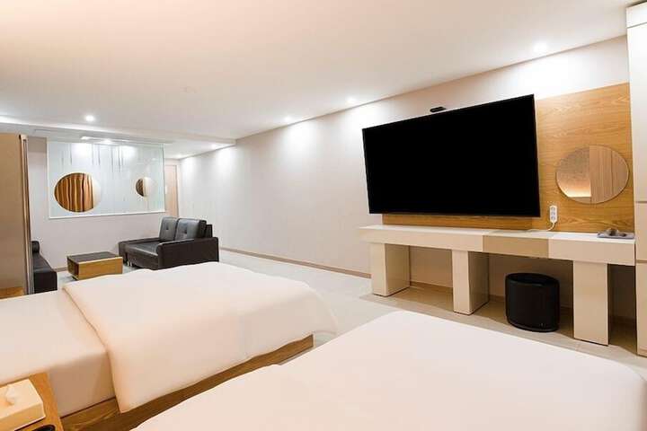 Room 32 of 90