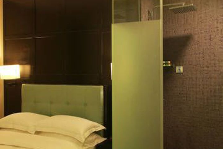 Room 7 of 8