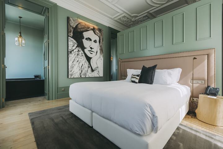 Room 43 of 204