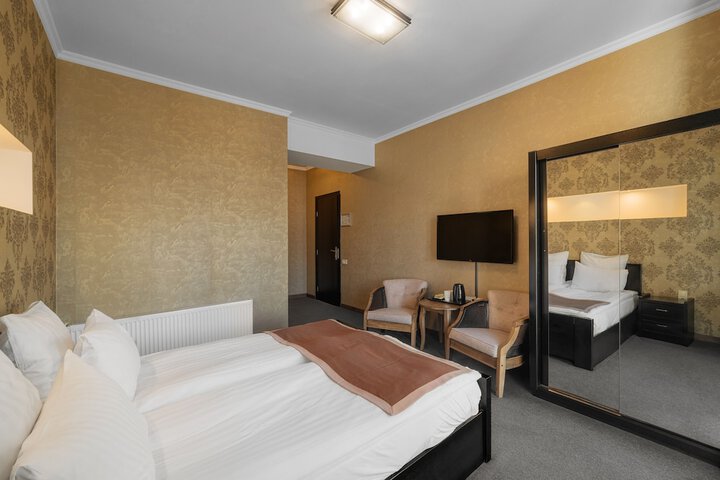 Room 16 of 104