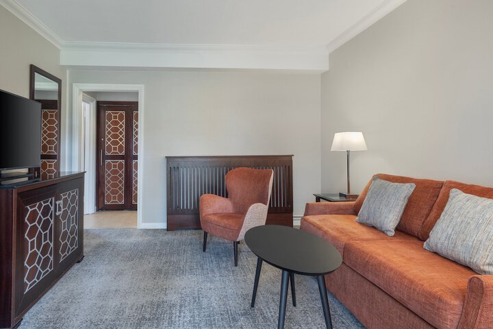Room 6 of 105
