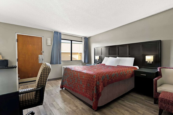 1 King Bed (6 of 9)