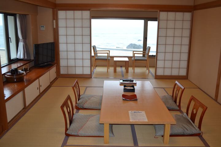 Room 7 of 11