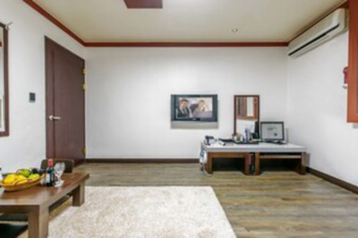 Room 12 of 37