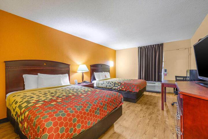 1 Queen Bed (2 of 10)