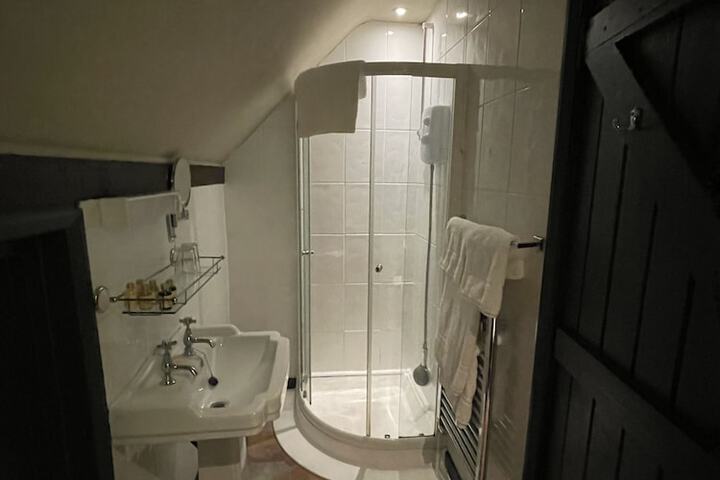 Room 4 of 27
