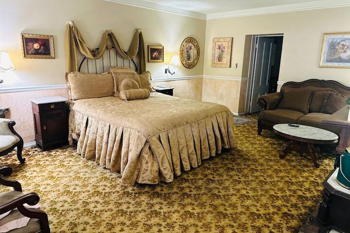 Deluxe King Bed (17 of 24)