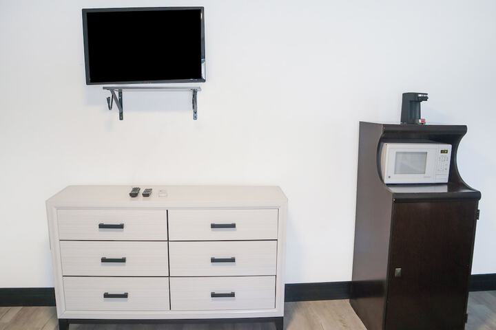 1 Queen Bed (5 of 6)