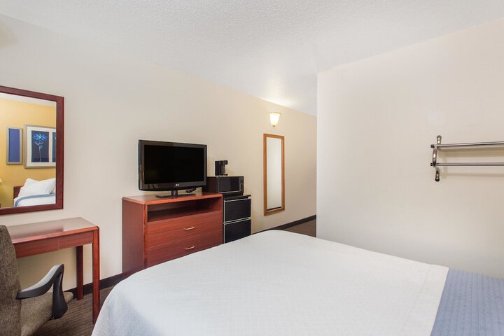 1 Queen Bed (6 of 7)
