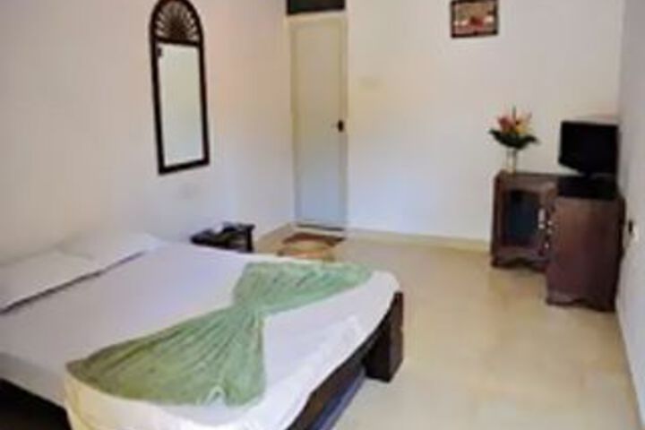 Room 6 of 8