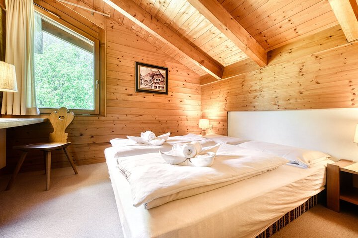 Room 4 of 8
