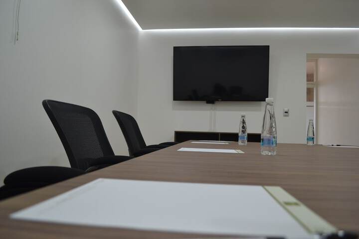 Business Center 32 of 34