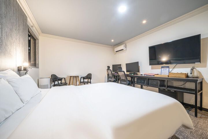 Room 53 of 82