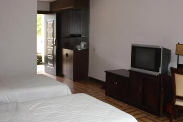Room 6 of 8
