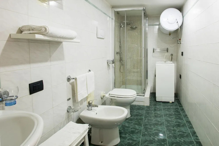 Room 6 of 12
