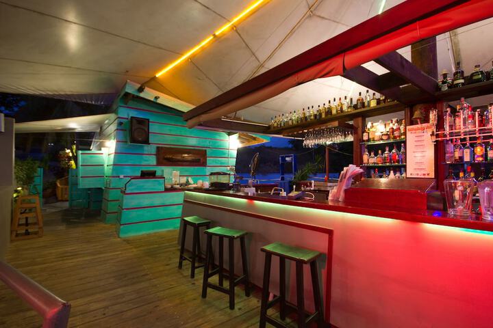 Lounge 105 of 138