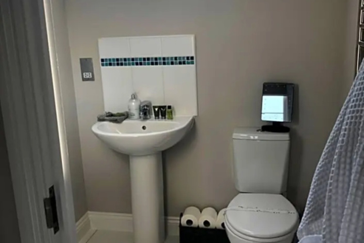 Room 9 of 18