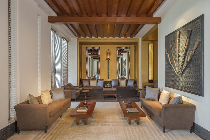 Lounge 53 of 72