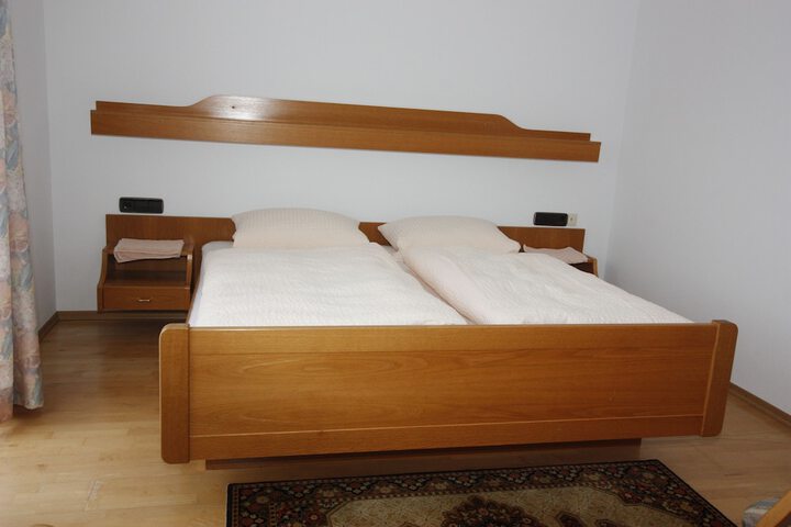 Room 2 of 27