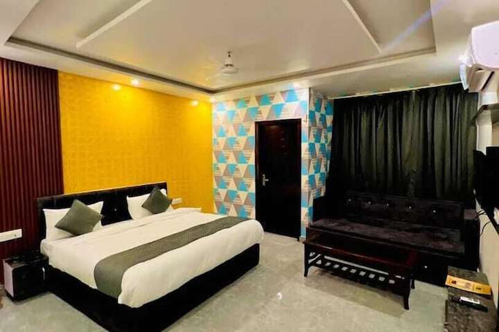 Room 8 of 16