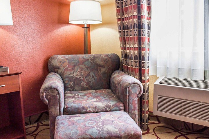 1 King Bed (5 of 13)