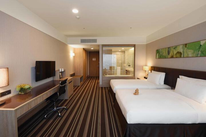 Room 13 of 83
