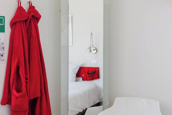 Room 8 of 25